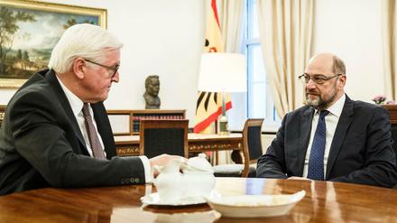 Bundespräsident Frank-Walter Steinmeier redet SPD-Chef Martin Schulz ins Gewissen. 