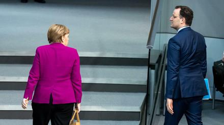 Haben zu hohe Zahlen der akut Infizierten in Deutschland genannt: Kanzlerin Merkel und Gesundheitsminister Spahn (Archivbild)