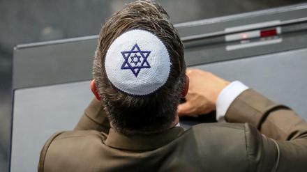 Solidarität: Einige Abgeordnte tragen im Plenum Kippa im Plenum, die jüdische Kopfbedeckung. 