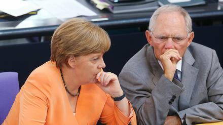 Bundeskanzlerin Angela Merkel (CDU) mit Bundesfinanzminister Wolfgang Schäuble (CDU) im Bundestag auf der Regierungsbank.