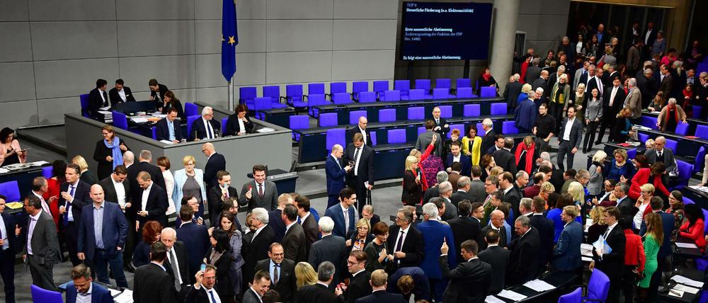 Abgeordnete unterhalten sich während einer Bundestagssitzung.