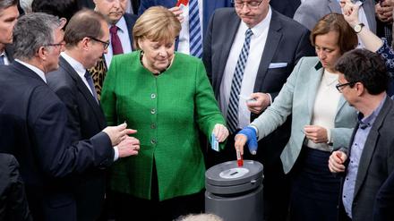 Bundeskanzlerin Angela Merkel (CDU) stimmt neben Alexander Dobrindt (l, CSU), und Beatrix von Storch (r, AfD) über die Reform des Werbeverbots für Abtreibungen ab. 