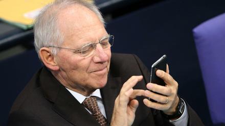 Nutzt natürlich auch sein Mobiltelefon: der neue Bundestagspräsident und frühere Finanzminister Wolfgang Schäuble (CDU), 2015 während einer Debatte im Bundestag.