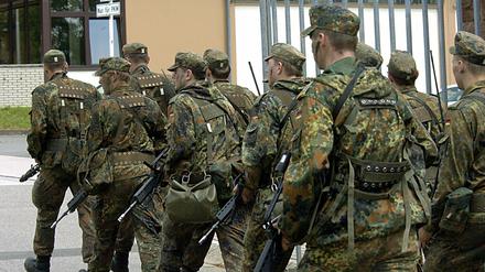 Soldaten passieren die Kontrollhäuschen einer Kaserne.