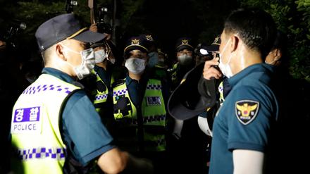 Südkoreanische Polizeibeamte bei der Suchaktion nach dem Seouler Bürgermeister Park Won Soon.