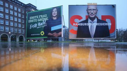 Wahlplakat mit Katharina Fegebank (Grüne) neben dem von Peter Tschentscher (SPD). Rund 1,3 Millionen Hamburger sind am Sonntag zur Wahl einer neuen Bürgerschaft aufgerufen.