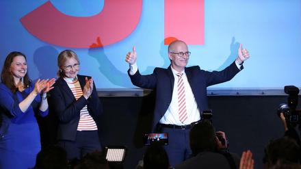 SPD Spitzenkandidat und Erster Bürgermeister Peter Tschentscher jubelt nach der ersten Prognose auf der Wahlparty seiner Partei.