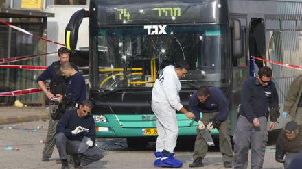 Beim ersten Anschlag in Jerusalem seit etwa zwei Jahren werden rund 30 Menschen verletzt. Eine Frau erliegt kurz darauf ihren Verletzungen.