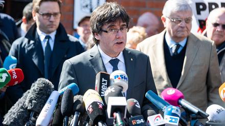 Der katalanische Separatistenchef Puigdemont gibt nach seiner Entlassung aus der JVA Neumünster eine Erklärung ab.