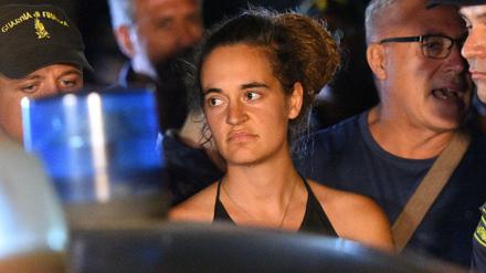 Carola Rackete bei ihrer Festnahme in Lampedusa 