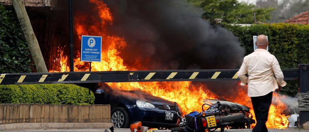 Brennende Autos vor dem Dusit Hotel- und Büro-Komplex in der kenianischen Hauptstadt Nairobi.