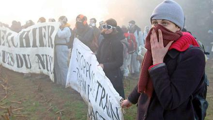 Anti-Atomkraft-Aktivisten stehen in Lieusaint in einer Tränengaswolke. 