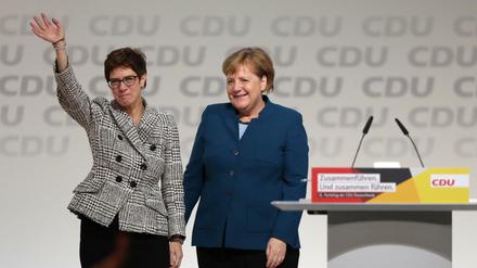 Neue und alte Vorsitzende: Annegret Kramp-Karrenbauer und Angela Merkel. 