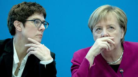 Bundeskanzlerin Angela Merkel (r.) und die CDU-Chefin Annegret Kramp-Karrenbauer (l.).