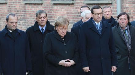 Kanzlerin Angela Merkel und der polnische Premier Mateusz Morawiecki bei einer Gedenkminute in Auschwitz.
