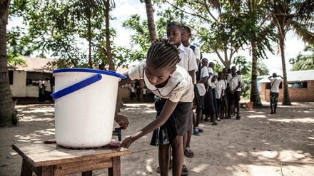 Händewaschen vor dem Unterricht. Diese Kinder im Kongo haben wenigstens Wasser, Millionen Afrikaner verfügen noch nicht einmal über diese Möglichkeit der einfachsten Hygiene. 