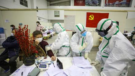 Medizinisches Personal betreut Patienten mit Symptomen des Coronavirus in einem provisorischen Krankenhaus in Wuhan.