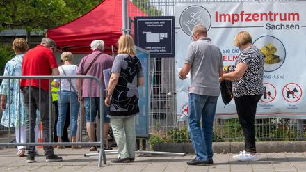 Impfwillige stehen Ende Juni am Impfzentrum in Leipzig.