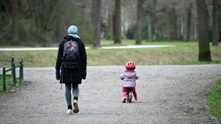  Eine Mutter ist mit ihrem Kind im Park unterwegs. Wird das jetzt verboten?