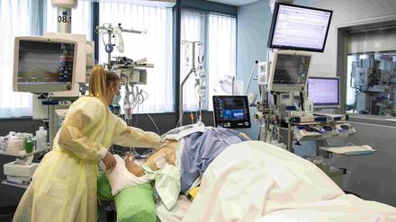 Ein Covid-19-Patient liegt auf der Intensivstation der Universitätsklinik Bern.