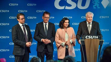 CSU Sitzung des CSU Vorstandes. Auf einer Pressekonferenz der CSU gibt der bayerische Ministerpräsident Horst Seehofer die neuen Minister für das neue Bundeskabinett bekannt. Er selber wird neuer Bundesinnenminister.