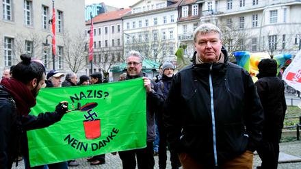 Solidaritätsdemonstration Anfang Februar vor dem Rathaus Neukölln für Heinz Ostermann, den Betreiber des Buchladens „Leporello“, der mehrfach Opfer mutmaßlicher rechtsradikaler Anschläge wurde.