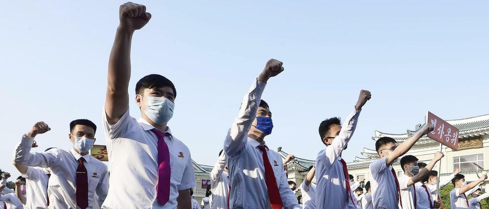 Nordkoreanische Jugendliche und Studenten demonstrieren gegen die Politik Südkoreas.