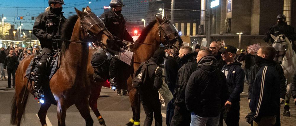 Die Pferde trugen Masken - viele Menschen nicht. Bei der Corona-Demonstration am Samstag kam es zu Ausschreitungen und Regelverletzungen. 