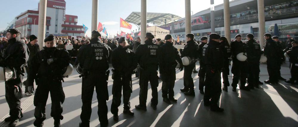 Polizisten vor dem Kölner Hauptbahnhof. 