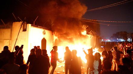 Demonstranten in Irak setzen ein iranisches Konsulat in Brand.