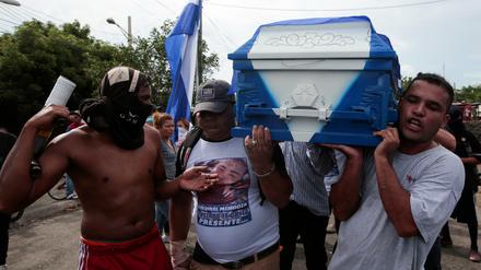 Am Freitag wurde ein getöteter Demonstrant in Nicaragua beerdigt.