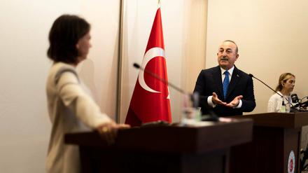 Schlagabtausch vor Kameras: Der Außenminister der Türkei, Mevluet Cavusoglu, mit Außenministerin Annalena Baerbock in Istanbul.