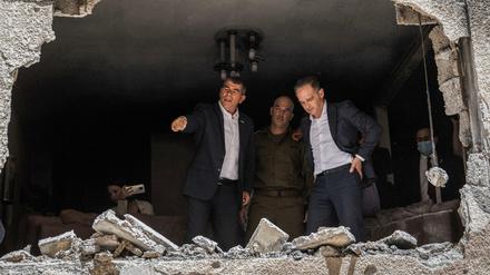Bundesaußenminister Heiko Maas inspiziert fachmännisch ein Haus, das von einer Rakete aus dem Gazastreifen getroffen worden war. 