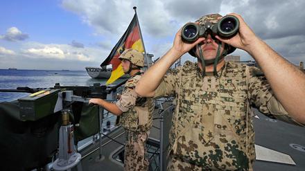 Afrikas begehrtester Militär-Standort. Deutsche Marine-Soldaten an Bord der Fregatte Karlsruhe in Dschibuti.