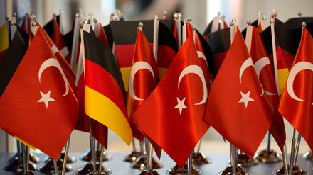 Deutsche und türkische Flaggen. Wie geht es weiter nach dem Referendum? 