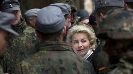 Unter ihren Augen: Verteidigungsministerin Ursula von der Leyen (CDU) bei den Gebirgsjägern in Bad Reichenhall 