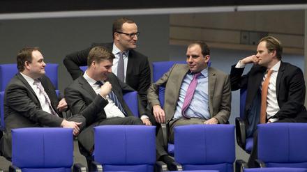 Abgeordnete im Deutschen Bundestag, darunter Gesundheitsminister Jens Spahn (Mitte).  