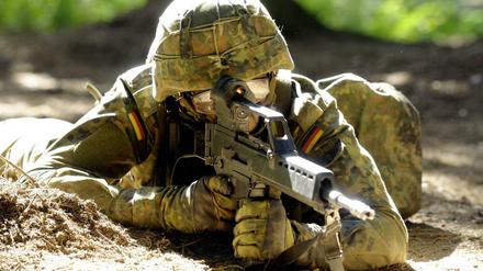 Ein Bundeswehr-Soldat hält bei der Ausbildung ein G36-Gewehr im Anschlag.