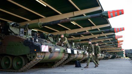 Zu den bisherigen Waffenlieferungen an die Ukraine gehören auch sieben Panzerhaubitzen 2000, die derzeit auf ihren Transport vorbereitet werden.