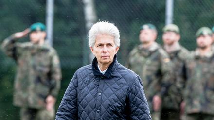 Marie-Agnes Strack-Zimmermann (FDP), Vorsitzende des Verteidigungsausschusses des Bundestags, schreitet zum Rückkehrappell der 13. Rotation aus Litauen die in der Ernst-Moritz-Arndt-Kaserne angetretenen Soldaten ab (Archivbild).