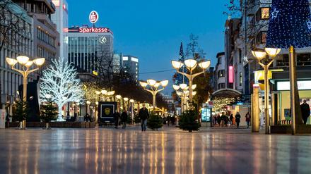 Leere Einkaufsstraße in Duisburg: Müssen die Geschäfte nach den Feiertagen geschlossen bleiben? 