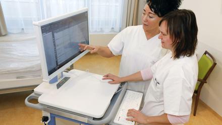 Gläserner Patient? Zwei Krankenschwestern informieren sich digital. 