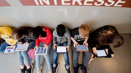 Im halben Dutzend. Schüler einer 7. Klasse lernen mit iPads im Matheunterricht an einer Oberschule in der Region Hannover.