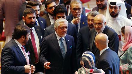 In der Mitte: der Vorsitzende des afghanischen Hohen Rats für Versöhnung, Abdullah Abdullah.