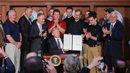 US-Präsident Donald Trump (M) präsentiert im Hauptquartier der Umweltbehörde EPA in Washington sein Dekret.