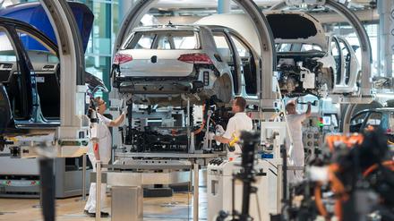 Ist das die Zukunft der deutschen Automobilbranche? Volkswagen-Mitarbeiter bei der Montage eines E-Golfs. 