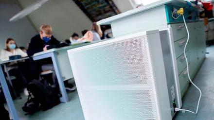Ein Luftfiltergerät steht in einem Klassenzimmer, eine Ausnahme in Deutschland. 