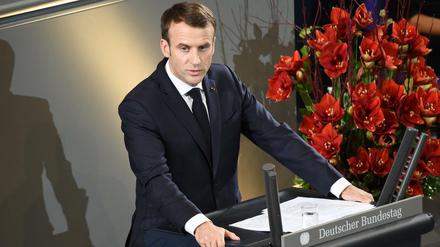 Frankreichs Präsident Emmanuel Macron spricht im Bundestag bei der Zentralen Gedenkveranstaltung zum Volkstrauertag. 