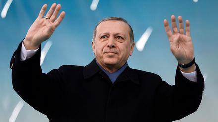 Wirft Kanzlerin Angela Merkel Nazi-Methoden vor: Der türkische Präsident Recep Tayyip Erdogan dreht im Wahlkampf mächtig auf. 
