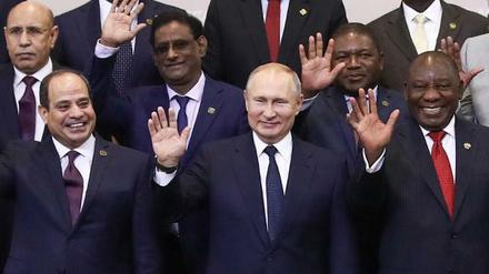 Wladimir Putin (1. Reihe, M), Präsident von Russland, steht zusammen mit den Führern der afrikanischen Ländern für ein Gruppenfoto im Rahmen des ersten Afrika-Russland-Gipfels zusammen.